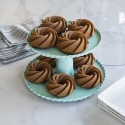 Nordic Ware Etagère ø 25 Cm Kunststof Blauw 6 Nordic Ware Etagère ø 25 Cm Kunststof Blauw -Kookwinkel Keuken Verkoopwinkel 50005 dessert stand 02 780x780 81066.1617722754.1280.1280