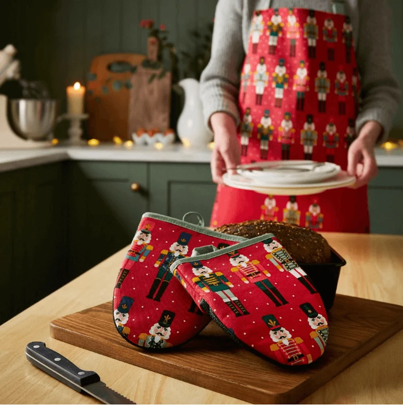 Ulster Weavers Nutcracker Parade Kleine Ovenwant Gerecycled Katoen Rood 2 Stuks 2 Ulster Weavers Nutcracker Parade Kleine Ovenwant Gerecycled Katoen Rood 2 Stuks - Afbeelding 2